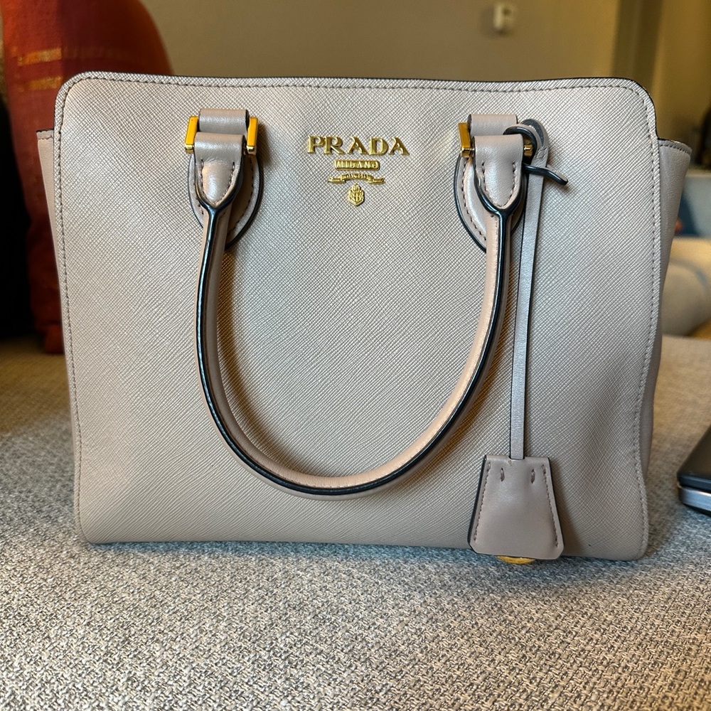 Prada Borsa A Mano In Pelle Saffiano Soft
Calf Cipria